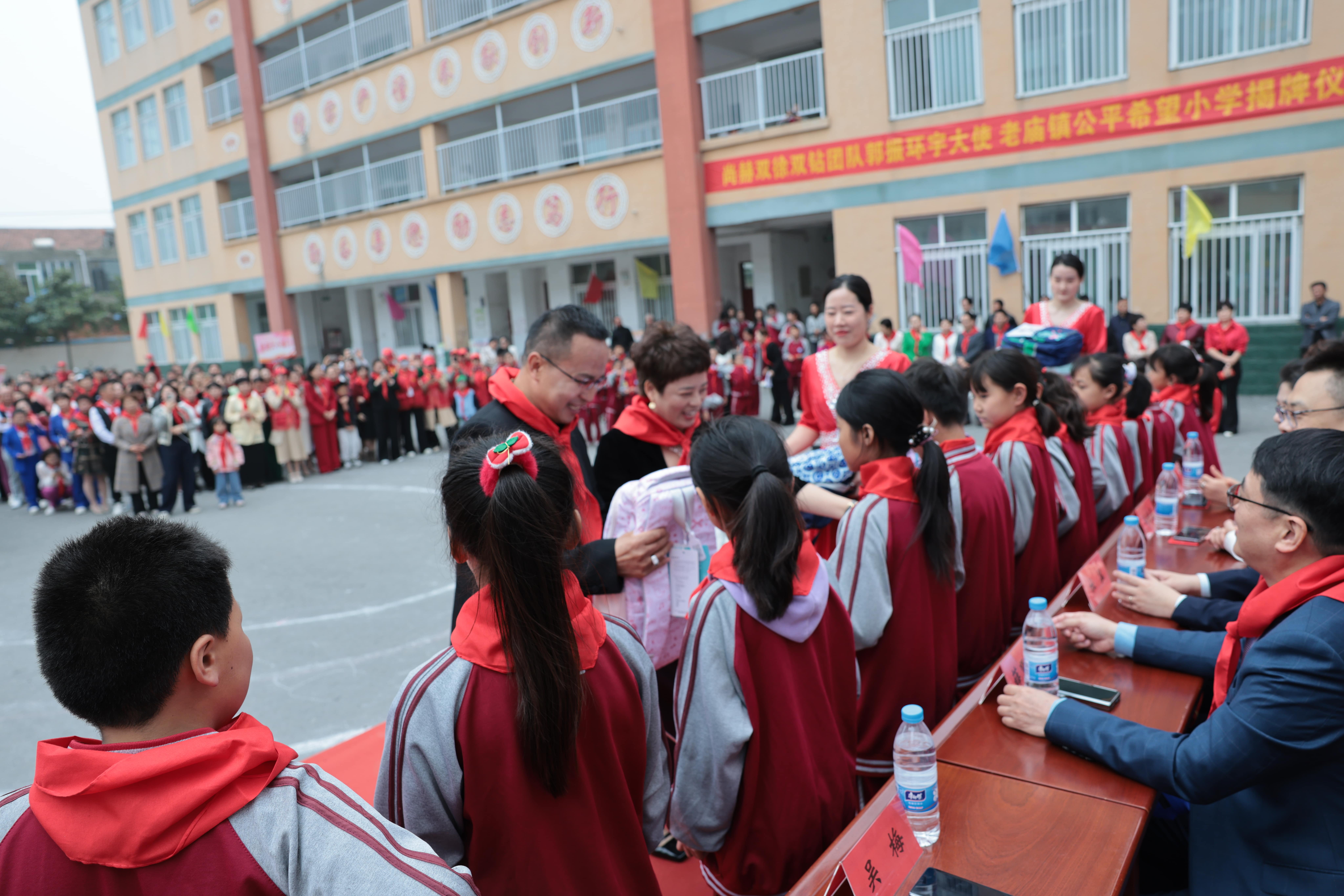 在爱意的“双向奔赴”中丨第249所九游官方网站公益学校揭牌