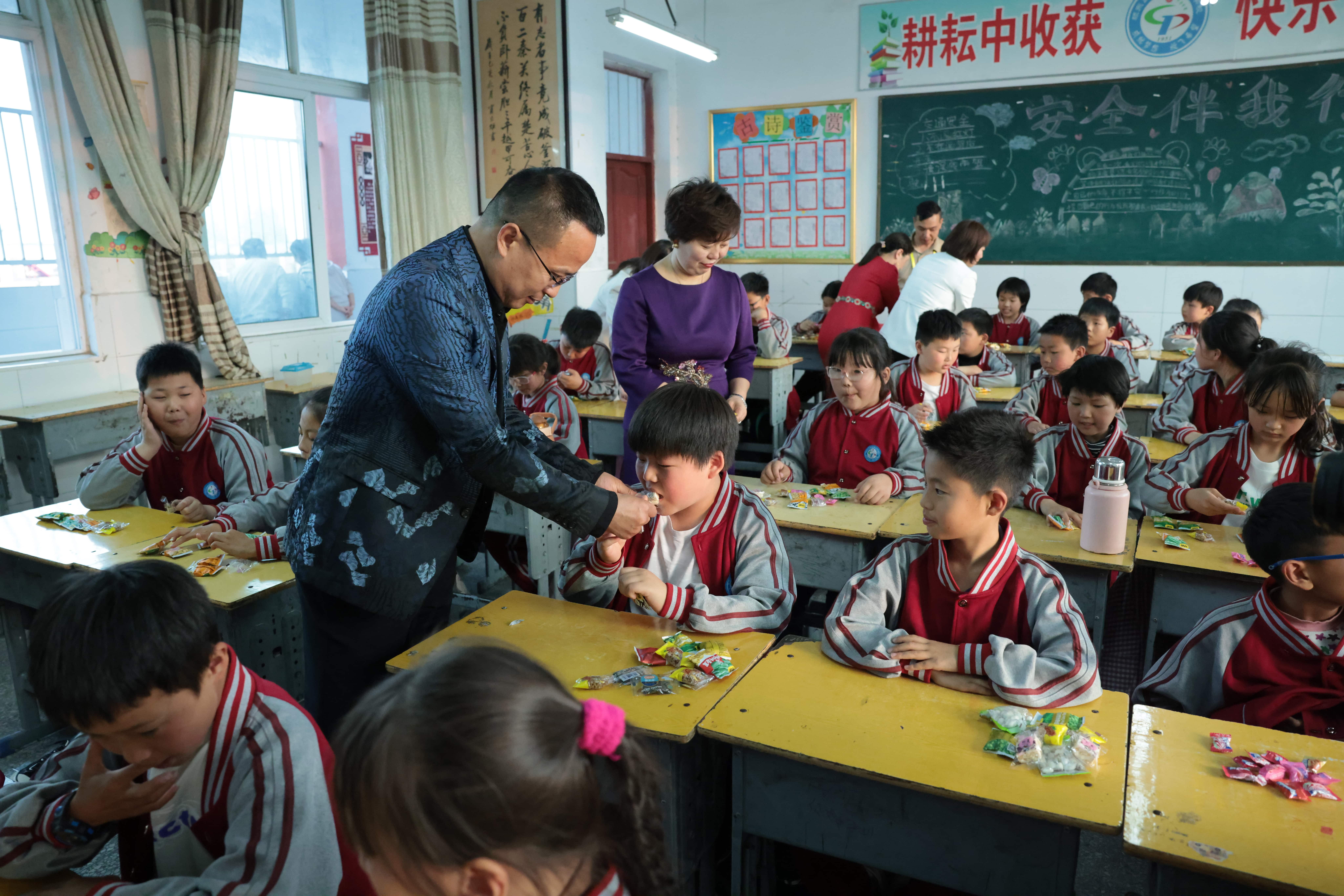 在爱意的“双向奔赴”中丨第249所九游官方网站公益学校揭牌