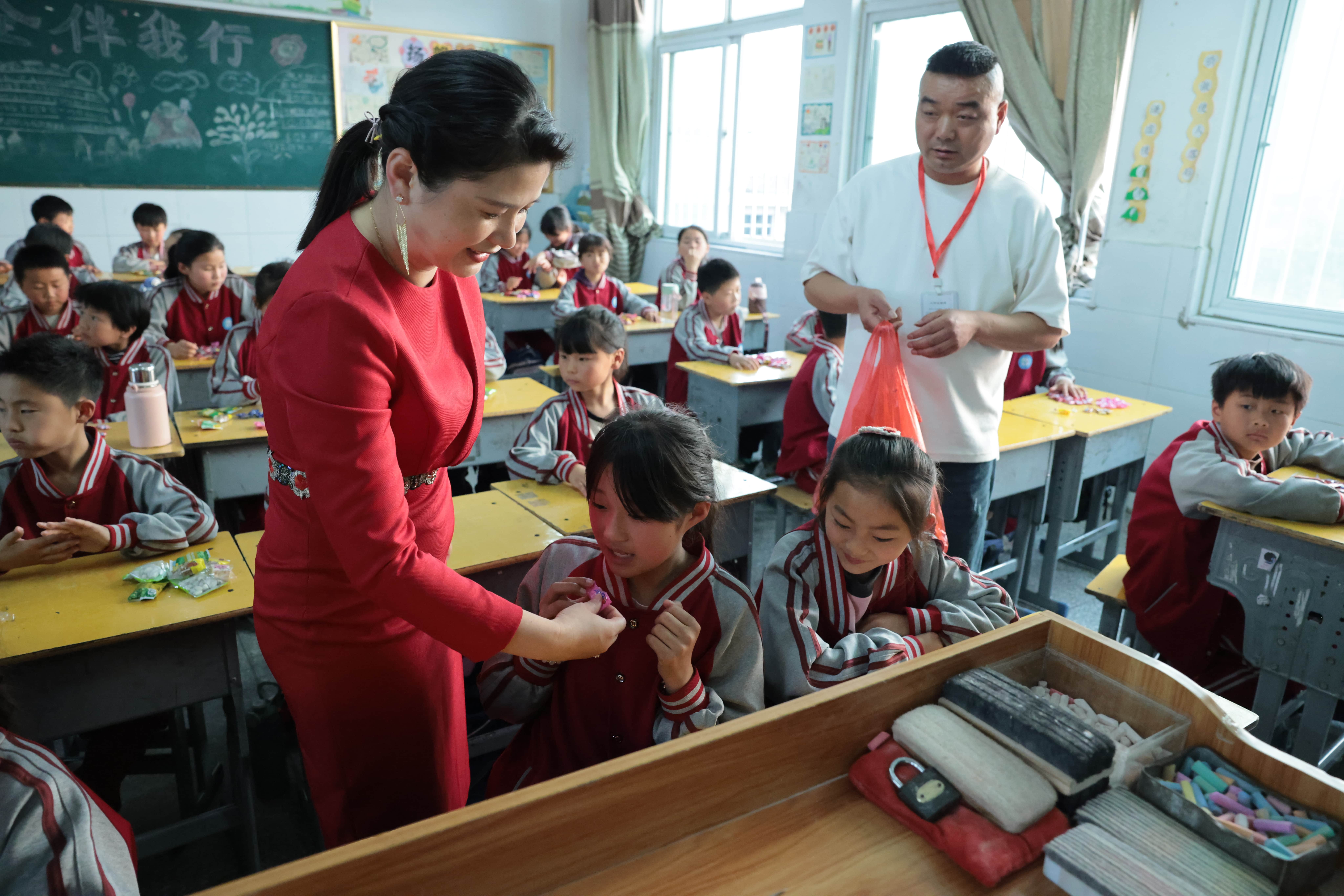 在爱意的“双向奔赴”中丨第249所九游官方网站公益学校揭牌